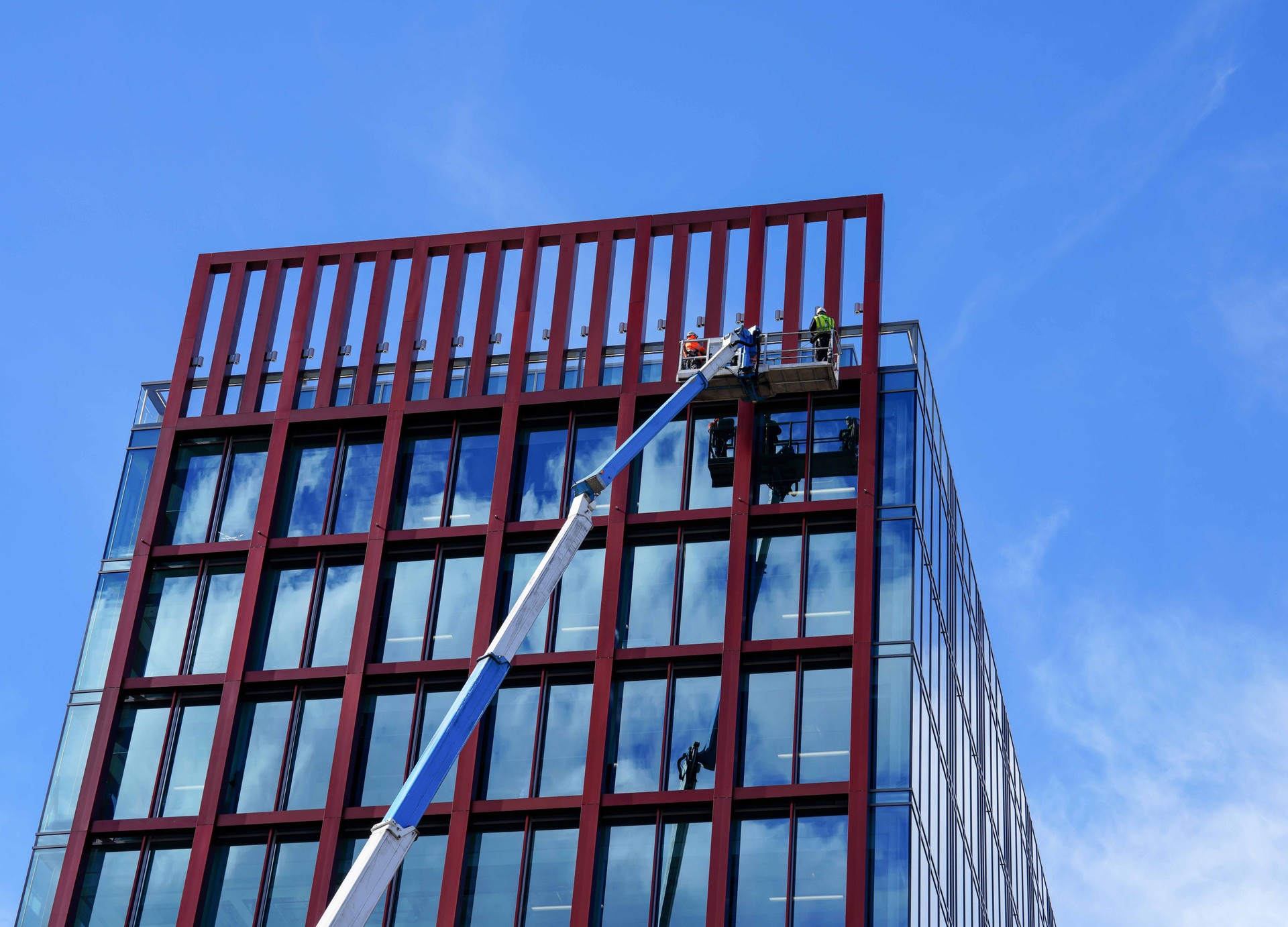 Building maintenance from an hydraulic boom lift